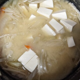 豆腐と玉ねぎと人参とエノキの味噌汁